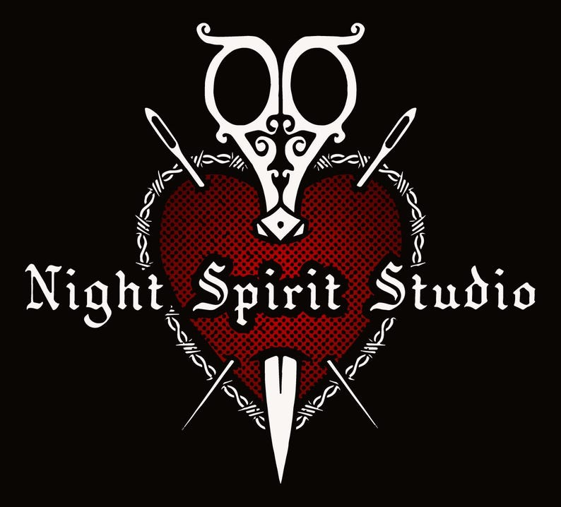 Puede incluir: Una silueta blanca de un par de tijeras, dos agujas y una daga que atraviesa un coraz&oacute;n rojo rodeado de alambre de p&uacute;as. El texto "Night Spirit Studio" est&aacute; debajo del coraz&oacute;n.