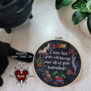 Patrón de punto de cruz de gatos góticos contra plantas de interior (PDF) imagen 3