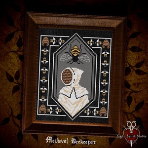 Könnte beinhalten: Ein Kreuzstichmuster eines mittelalterlichen Imkers, der einen weißen Kapuzenanzug mit einer bienenstockförmigen Maske trägt. Der Imker ist von Bienen und Bienenstöcken umgeben. Das Muster ist in einem dunklen Holzrahmen gerahmt. Der Text "Medieval Beekeeper" ist unter dem Rahmen gedruckt.