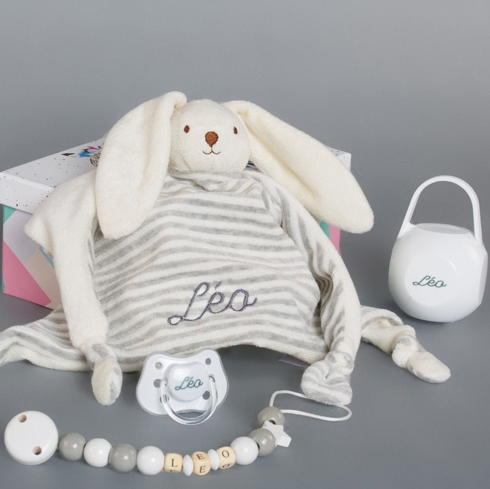 Doudou Lapin câlin gris avec sa sucette son attache en bois, sa boite à sucettes, dès la
