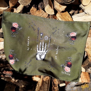 GREEN TAROT Cloth, Carding cloth, ALTAR Cloth, Altar reading cloth, Meditation altar, Mindfulness gift, wiccan clothing, witchy clothing