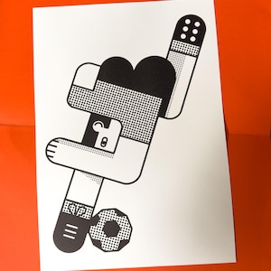 Op de afbeelding: Zwart-witte illustratie van een gestileerde persoon die een voetbal schopt. De persoon is gemaakt van geometrische vormen en heeft een gestippeld patroon.