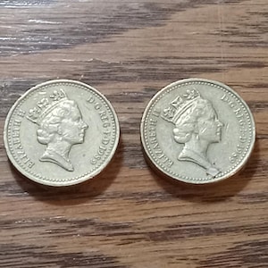 Misprinted very Rare sert of 2 1983 One Pound Queen Elizabeth ll coins