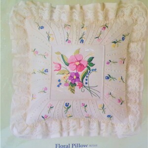 Kit de bordado Candlewicking sin abrir Almohada cuadrada de 14&quot; con encaje y volantes 1984