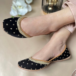 Juttis,Jutti,handmade,handmadeshoes,punjabi juttis,khussa,khussas,handmadegifts,footwear,shoes,designer footwear,bridalcollection,mojaris