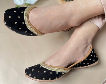 Juttis,Jutti,handmade,handmadeshoes,punjabi juttis,khussa,khussas,handmadegifts,footwear,shoes,designer footwear,bridalcollection,mojaris