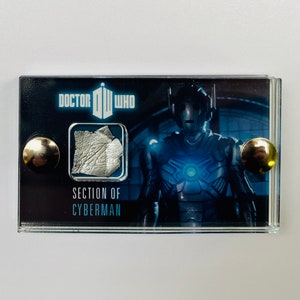 Doctor Who - Sección de pantalla usada del traje de Cyberman - Mini Display.