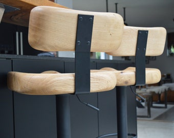 Tabouret de bar avec dossier en bois de chêne et base en métal réglable en hauteur de couleur noire, tabouret de bar industriel et solide pour îlot de cuisine moderne