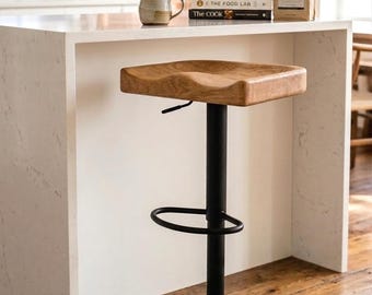 Schwarze Barhocker Stühle für die Hausbar ohne Lehne aus Eichenholz & höhenverstellbarem, drehbarem Metalluntergestell für Kücheninseln