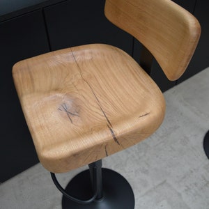 Modern kitchen with wooden bar stools – stylish counter seating