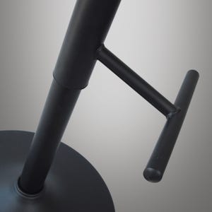 Schwarzes Metallgestell Hocker