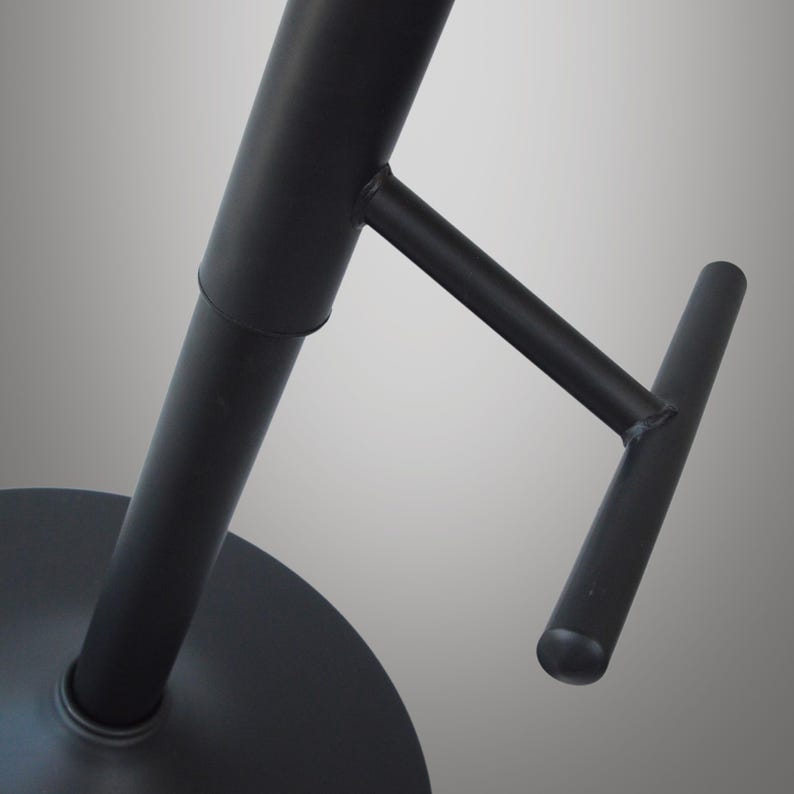 Schwarzes Metallgestell Hocker