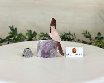 ローズクォーツの鳥の彫刻：アメジストの台座、瑪瑙とソーダライトの羽