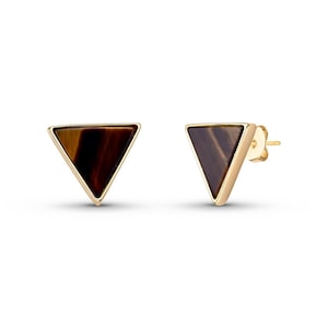 Peut inclure: Une paire de boucles d'oreilles triangulaires en or avec des inserts en œil de tigre brun.