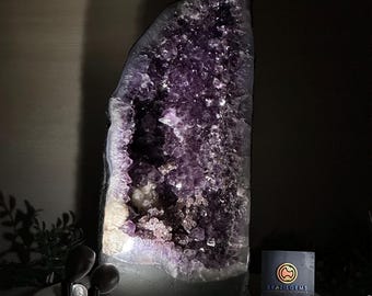 エクストラプラス品質のアメジスト・カテドラル、重量26.3ポンド、高さ