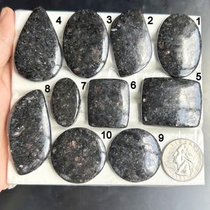 Cabochão de Nuummite, pedra semipreciosa natural para joalheria e artesanato, polida à mão, pingente com fio enrolado, lote 243