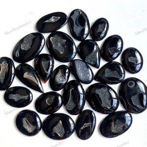 Lote de atacado de cabochão de drusa de janela preta natural, formatos e tamanhos variados, linda drusa de janela preta para fabricação de joias e artesanato.