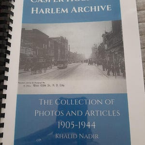 以下が含まれることがあります： 「CASPER HOLSTEIN HARLEM ARCHIVE」と題された、スパイラル綴じの本。表紙には、街の風景の白黒写真が掲載されています。「THE COLLECTION OF PHOTOS AND ARTICLES 1905-1944」と「KHALID NADIR」という文字が含まれています。