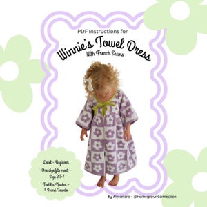 Op de afbeelding: PDF-instructies voor een badhanddoekjurk, met een kind in een lila en witte bloemenjurk. De jurk heeft een groene strik en bies. De tekst luidt "Winnie's Towel Dress" en "With French Seams". De instructies zijn voor beginners, one size fits most, maat 3T-7.