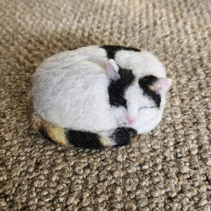Needle Felted Sleeping Cat Ornament, Custom Wool Pet Replica image 14
