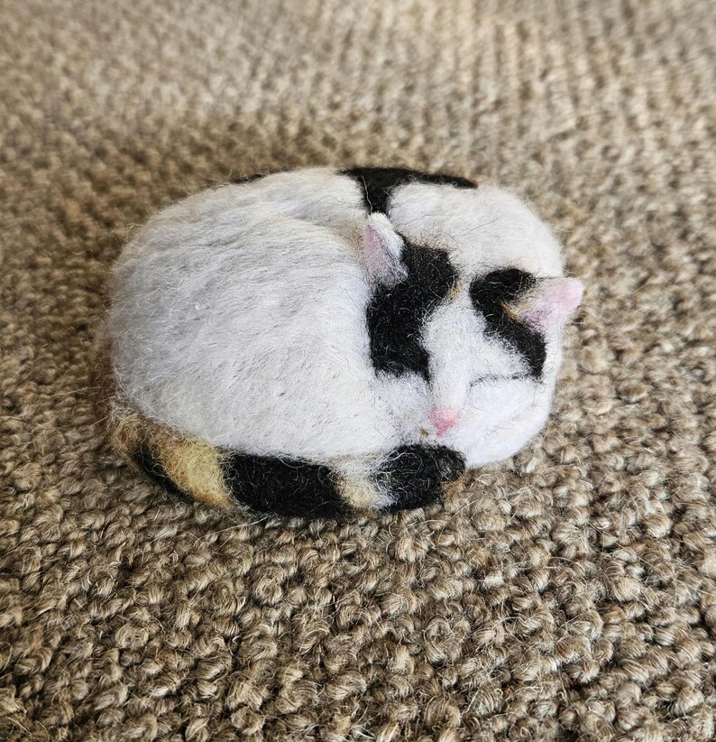 Needle Felted Sleeping Cat Ornament, Custom Wool Pet Replica image 14