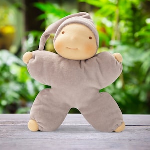 Première poupée Waldorf de bébé, poupée neutre entre les sexes, poupée naturelle, poupée premier anniversaire, jouet de chiffon bio, poupée pour l'heure du coucher, cadeau pour Noël