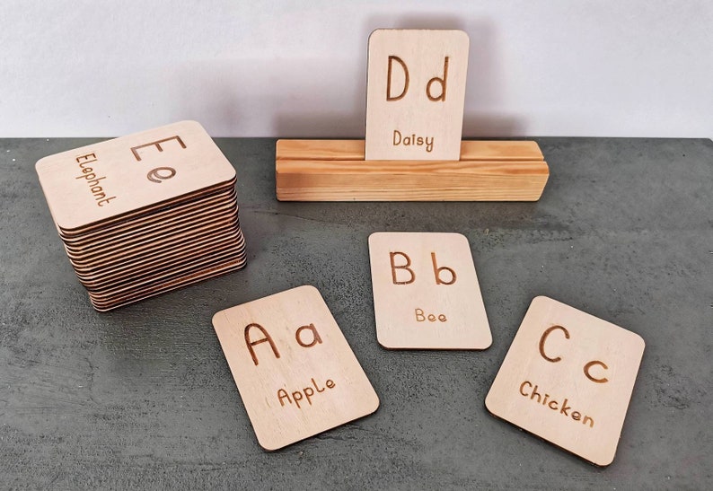 Pode incluir: Um conjunto de tr&ecirc;s canecas de cer&acirc;mica com acabamento fosco e salpicado. As canecas s&atilde;o em tons de creme, cinza claro e cinza escuro. Cada caneca tem um design simples e minimalista e uma al&ccedil;a arredondada.
