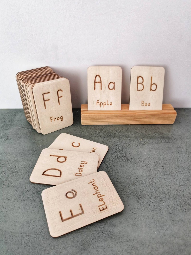 Pode incluir: Um conjunto de tr&ecirc;s canecas de cer&acirc;mica com acabamento salpicado e fosco. As canecas s&atilde;o em tons de creme, cinza claro e cinza escuro. Cada caneca tem um design simples e minimalista e uma al&ccedil;a arredondada.