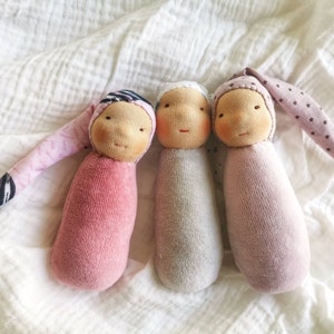 Cadeau d&#39;anniversaire Waldorf, poupée waldolf miniature, poupée de poche, jouets écologiques, jouets en fibres naturelles, jouets Waldorf, cadeaux pour nouveau-né
