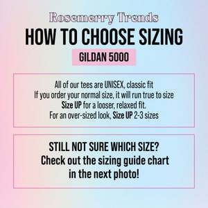 Puede incluir: Imagen con texto: "Rosemerry Trends HOW TO CHOOSE SIZING GILDAN 5000". El texto proporciona informaci&oacute;n sobre tallas para camisetas unisex, incluyendo consejos para subir una talla para un ajuste m&aacute;s holgado o un look oversize. Tambi&eacute;n dirige a los espectadores a una gu&iacute;a de tallas.