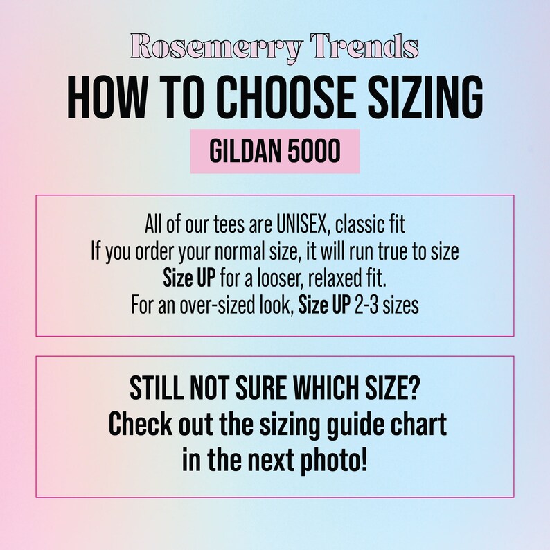 Puede incluir: Imagen con texto: "Rosemerry Trends HOW TO CHOOSE SIZING GILDAN 5000". El texto proporciona informaci&oacute;n sobre tallas para camisetas unisex, incluyendo consejos para subir una talla para un ajuste m&aacute;s holgado o un look oversize. Tambi&eacute;n dirige a los espectadores a una gu&iacute;a de tallas.