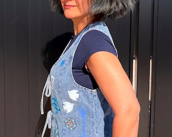 Chaleco vaquero estampado a mano con motivos azules, talla 10