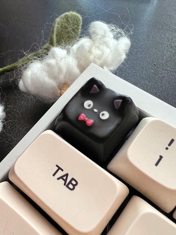 ポリマークレイで手作りされたメカニカルキーボード用黒猫キーキャップ