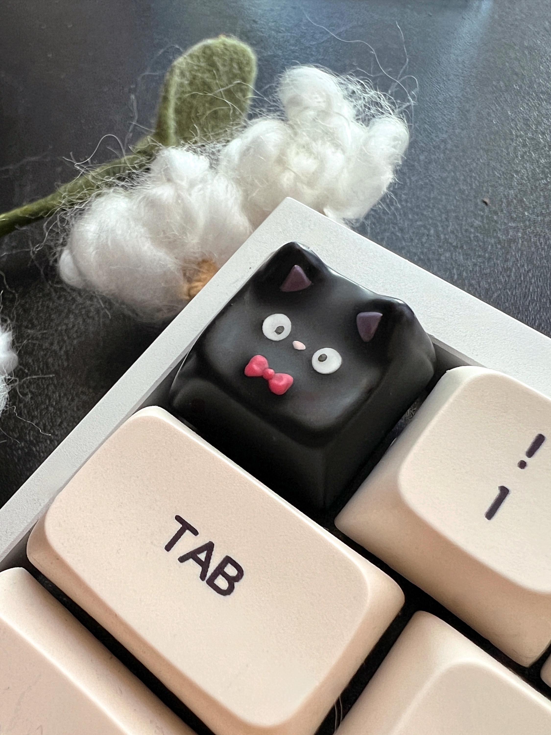 ポリマークレイで手作りされたメカニカルキーボード用黒猫キーキャップ