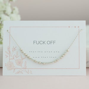 Collar de plata de ley con código Morse, palabra grosera oculta