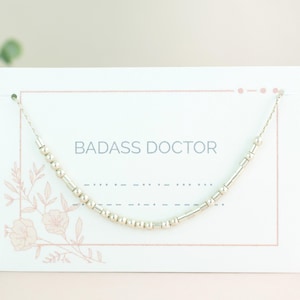 Badass Doktor Morse-Code-Halskette, Geschenk für Bewohner, MD PHD DR, Abschlussgeschenk der medizinischen Fakultät, Frauen in der Medizin, Gesundheitspflegerin