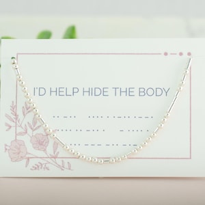 Collar con código Morse "Ayudaría a ocultar el cuerpo", Joyas para mejores amigos, Regalo para fanáticos del podcast "Crimen Asesinato", Crime Junkie Morbid, Enterrar el cuerpo