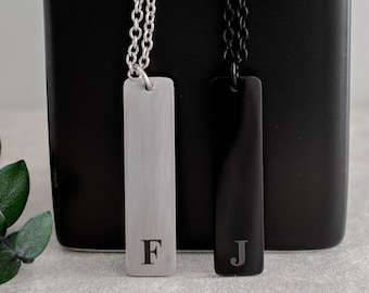 Personalisierte Herren Bar Halskette mit Initiale, moderne Stahlkette für Freund, schwarz gravierte benutzerdefinierte Namenskette, Trauzeuge Trauzeuge Geschenk