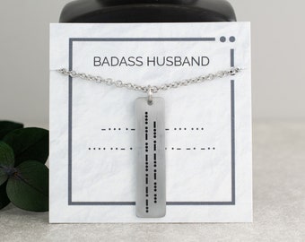 Badass Mann Gravur Morse Code Bar Halskette, 11. HochzeitStag Stahl Geschenk für Mann, Hubby Partner Old Man, I Love You