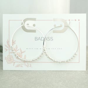 Badass morsecode hoepel oorbellen, aangepaste woord sieraden, eenvoudige klassieke hoepels, verborgen bericht sieraden, medium hoepels, sterlingzilver