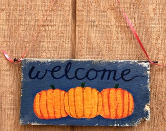 Panneau de bienvenue en forme de citrouille peinte à la main : décoration d'automne en bois de récupération