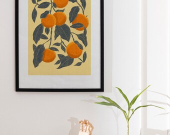 Op de afbeelding: Een ingelijste print van een gestileerde illustratie van een citrusboom met oranje vruchten en donkergroene bladeren op een lichtgele achtergrond.