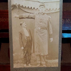 Signed 19th century cabinet photo of giant sideshow performer Major Louis Moilanan ODDITIES