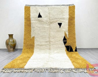 Alfombra de lana Beni Ourain color mostaza – Alfombra bereber marroquí hecha a mano, diseño geométrico minimalista.