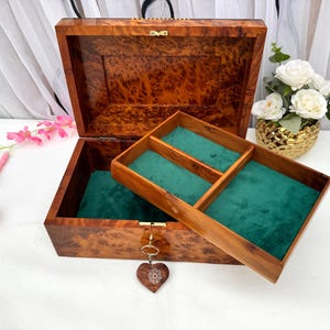 Große handgemachte Schmuckschatulle aus Thuja Wurzelholz 30x20cm – Abschließbare Holztruhe mit Samtauskleidung