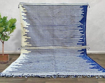 TAPIS MAROCAIN KILIM, tapis plat, tapis fait main, tapis bleu et blanc, tapis bleu personnalisé, kilim tissé à plat, tapis marocain, tapis bleu, tapis uni
