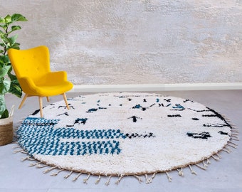 Runder marokkanischer Wollteppich mit abstrakten blauen und schwarzen Berber-Symbolen - passend zu gelbem Stuhl in modernem Boho-Stil (siehe Fotos)