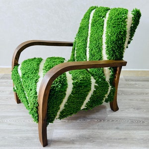 Elegante fauteuil met accent voor chique woondecoratie - perfect huwelijks- of jubileumcadeau - chique walnoot loungestoel.