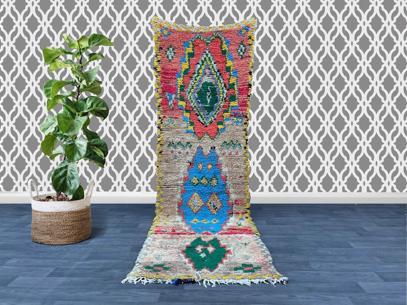 Puede incluir: Una alfombra de corredor marroqu&iacute; colorida con un patr&oacute;n geom&eacute;trico en tonos de rojo, azul, verde y amarillo. La alfombra tiene un borde con flecos y est&aacute; hecha de lana.