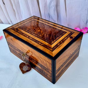 Große handgemachte Holz Schmuckschatulle aus Thuya Maserholz, Schmuck Organizer, Erinnerungsbox, Aufbewahrungsbox für Frauen, Weihnachtsgeschenkbox